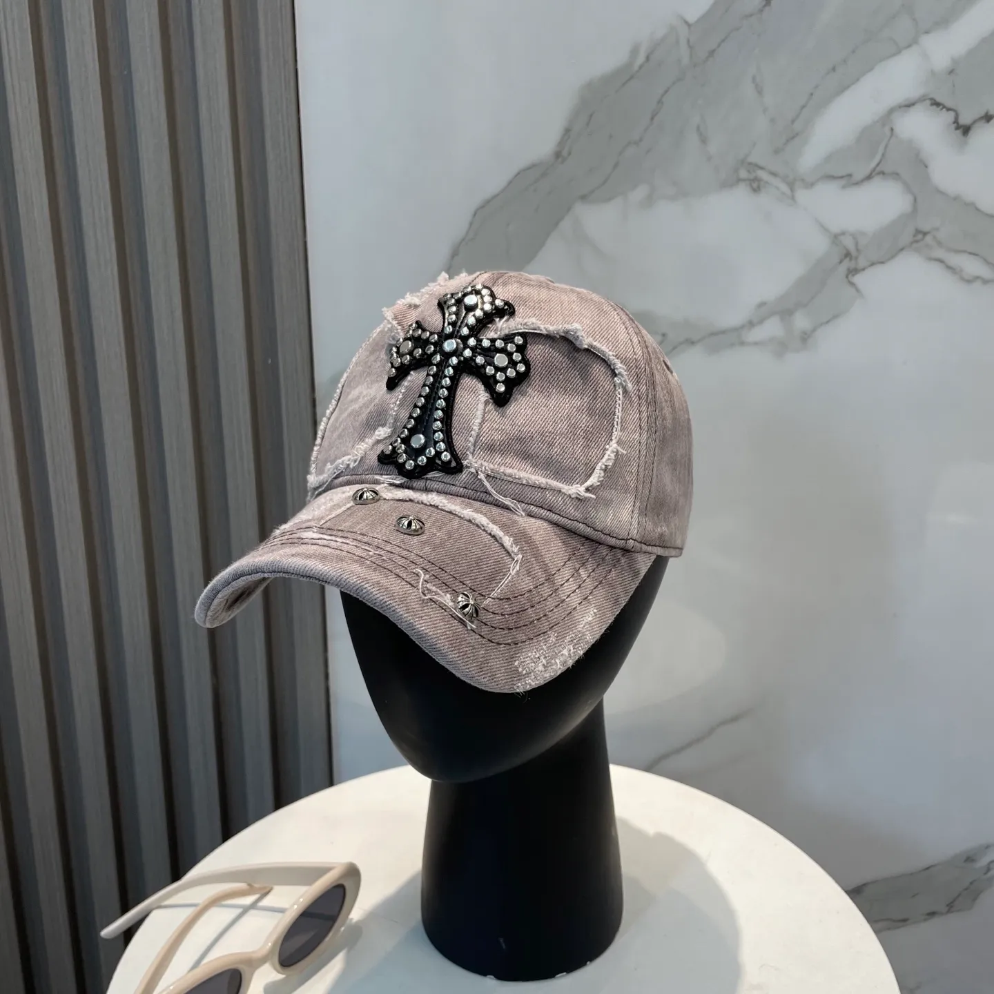 P86 Crow Heart 🆕🆕25 new baseball cap, personalized fashion classic cross logo, casual with a cool feeling, unisex style, same style for men and women! Very easy to match! Head circumference: 56-58cm is available